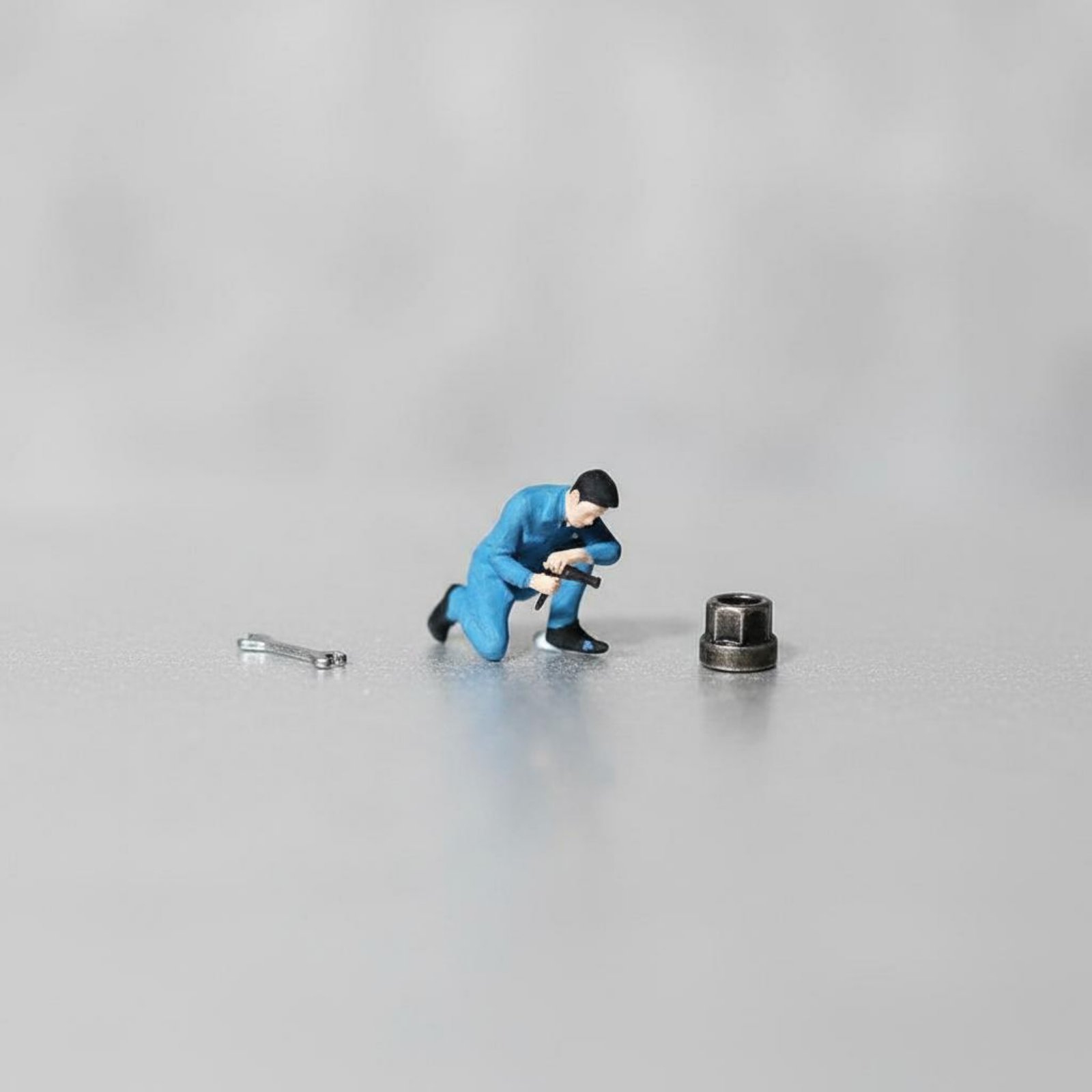 Phone Looking Man Figure Scene – Phone Accessories For Men Bewertung und Preis
