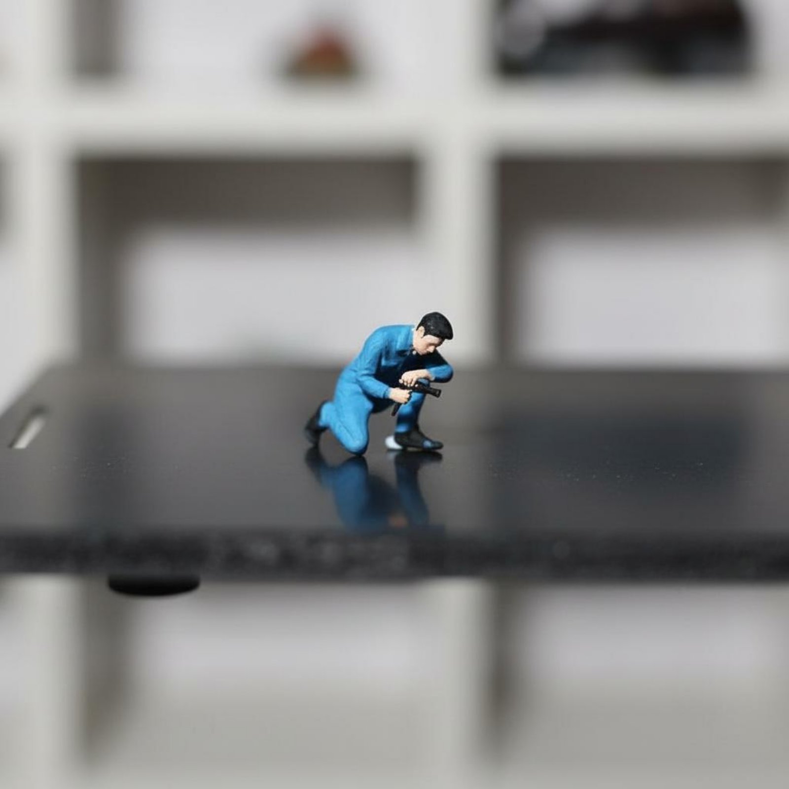 Phone Looking Man Figure Scene – Phone Accessories For Men Bewertung und Preis