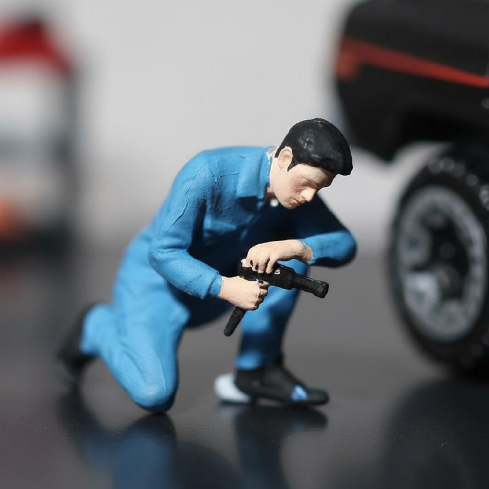 Phone Looking Man Figure Scene – Phone Accessories For Men Bewertung und Preis